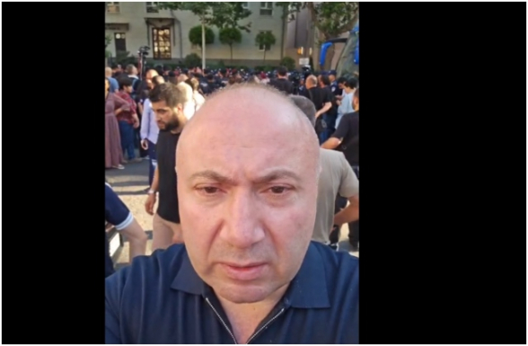 У здания Следственного комитета – лидер движения «Мать Армения» Андраник Теванян (видео)